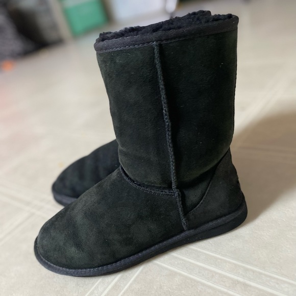 Classic short black UGG boots size 7 women’s - Picture 5 of 7
